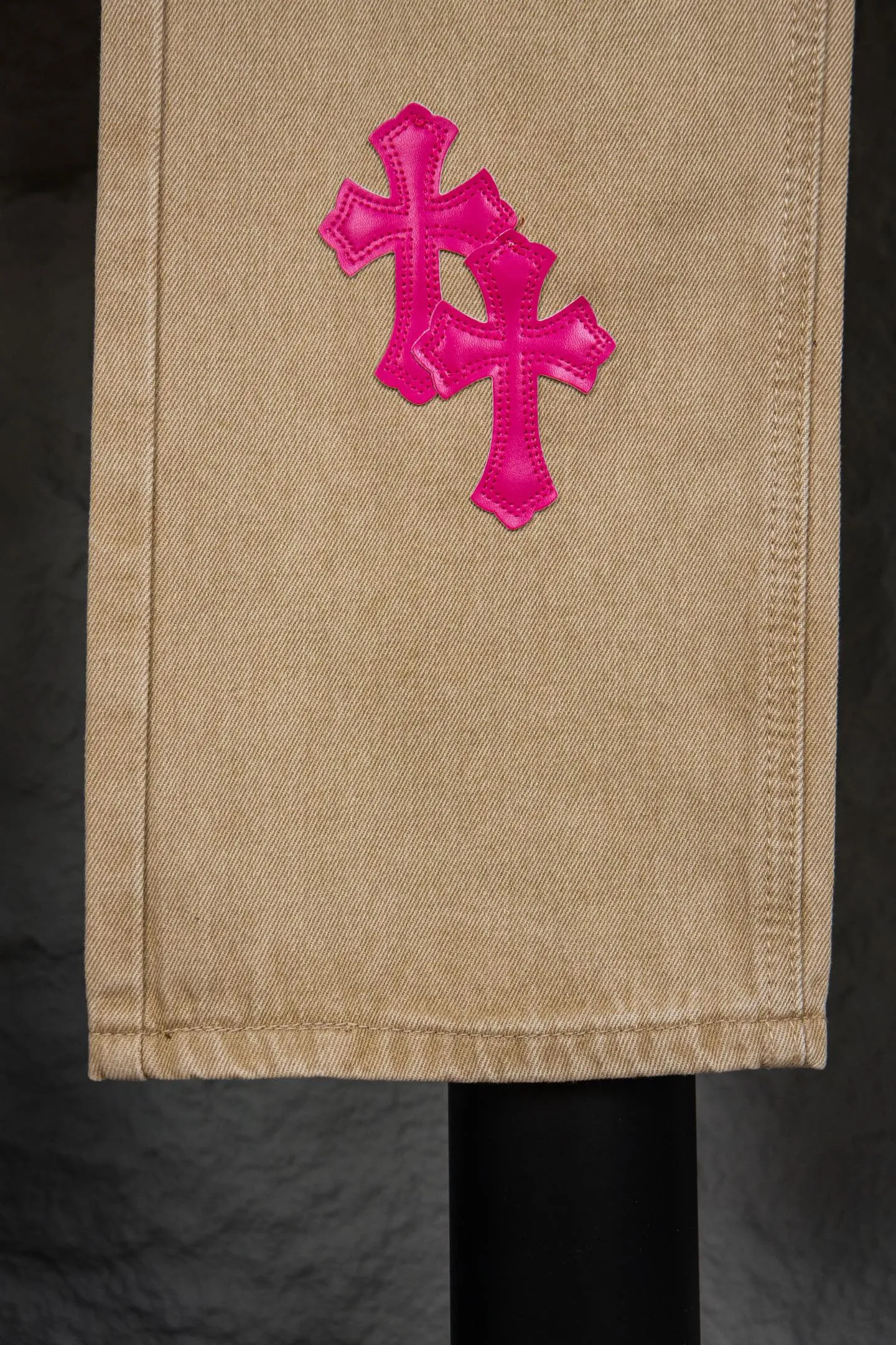 P260 top version CH Chromehearts Miami limited fluorescent pink brown khaki jeans, counter price 34W level, patchwork cross pattern embellishment, washed jeans! ! An absolutely high-end luxury product, a 1.9W-level god-level single product, a super popular product, made by top heavy industry, a magic weapon that cannot be missed! [About Zangyin] This is an extremely luxurious fashion brand that can also be called the aristocracy of the high street. It has always been an exclusive brand for some hipsters or rich second generations. Compared with ordinary high streets, it is more luxurious and noble. Compared with luxury brands, it is more fashionable and individual. It has always been a brand that I have a special liking for. [Top heavy industry fashion design] Consistently high-street luxury style. Speaking of this style, the Zangyin family and GU family are definitely the leading representative brands. Especially the Zangyin family has really achieved a state-of-the-art effect in creating high-street style. The unique washed material is used to create this style. The color system is already quite eye-catching. After it is decorated with patchwork cross flowers, it cleverly highlights the charm of the brand. Secondly, this style uses classic The high-waist cutting design highlights the long legs and fashionable temperament of the upper body. The brand is highly recognizable and the slim fit configuration is more suitable for daily wear. It is a product that interprets personality, fashion, and specifications at a glance. This single product is enough to make any fan excited. It can be a white T-shirt for a youthful college style, or a tight suspender for a royal style. It has strong matching ability and can be easily controlled by men.  [Materials and craftsmanship] Needless to say, this point goes without saying. As an excellent craftsman brand, Zangyin’s requirements for details and craftsmanship are really perfect. The washed color of this model has gone through so many processes, not to mention the embellishment of denim appliques. It is also purely hand-made and sewn. Just like what they believe in, only hand-made things have soul and have the meaning of wear. A top-notch heavy-duty fashionable denim item, I look forward to your perfect interpretation! !  Color: Khaki Size: 28-34